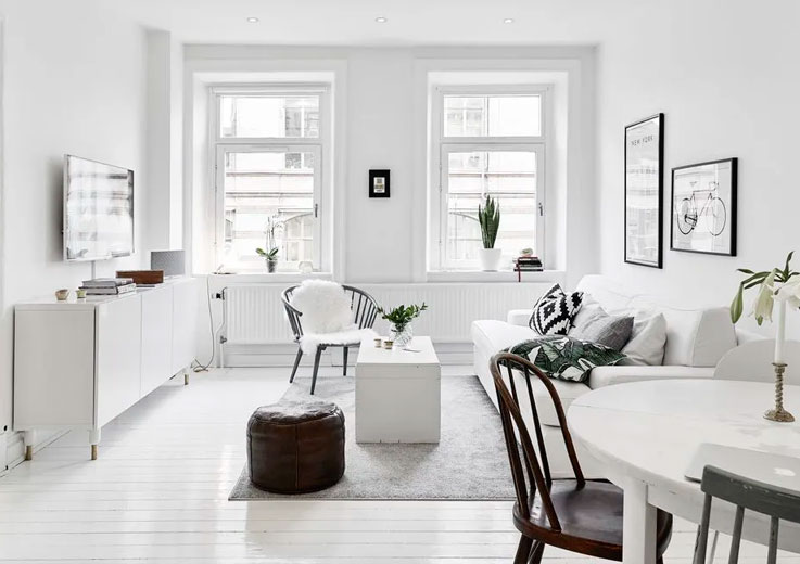 Blanco Sala de estar luminosa y moderna con muebles en tonos neutros y decoraciones minimalistas.