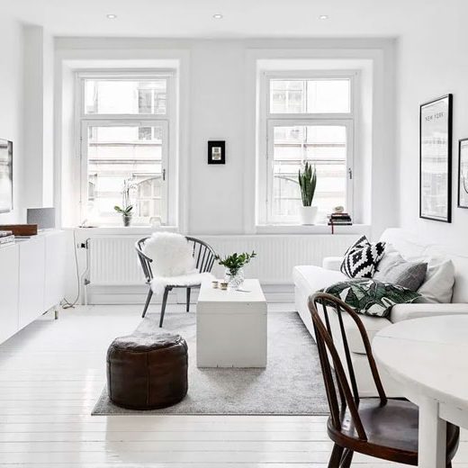 Salon en tonos blancos ropa de hogar carla Sala luminosa y moderna, con muebles minimalistas y decoración en tonos neutros.