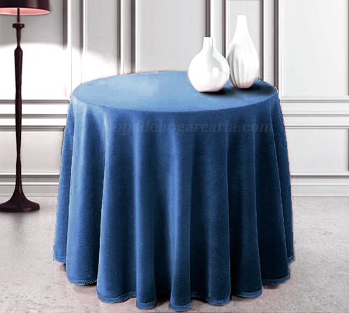 Mesa redonda cubierta con mantel azul, decorada con dos jarrones blancos.