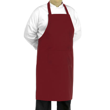 Hombre con un delantal burdeos, de pie con las manos en la espalda.