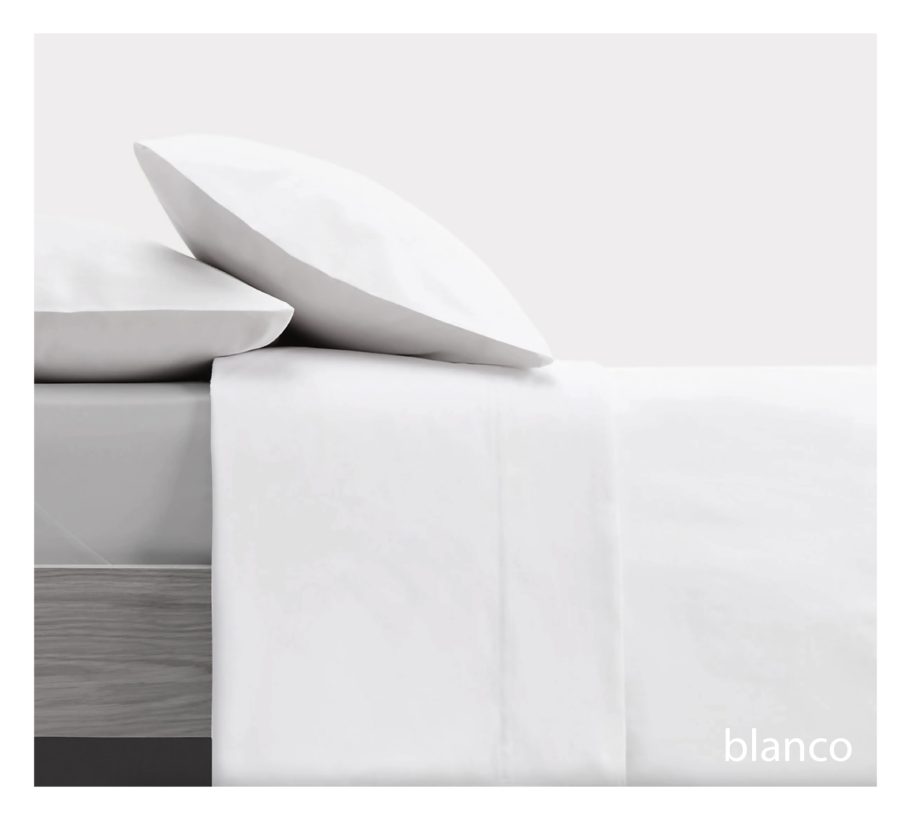 Juegos de Sábanas Sábanas blancas sobre una cama con cojines, fondo blanco.