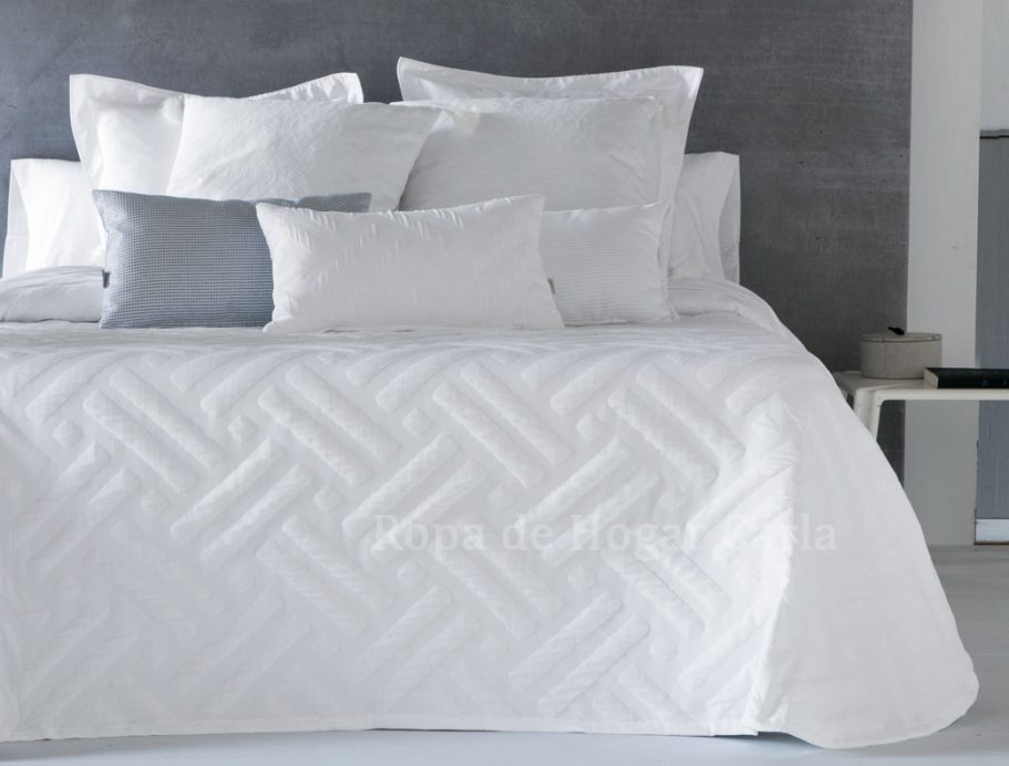 Colcha capa Vento Juego de cama blanco con cojines decorativos en una cama moderna.