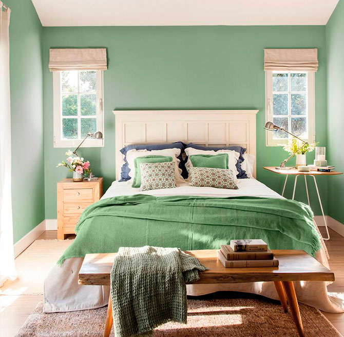 Verde Dormitorio acogedor con paredes verdes, cama blanca y decoraciones en tonos verdes.