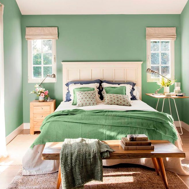 Salon en tonos verdes ropa de hogar carla Habitación acogedora con paredes verdes, cama blanca y accesorios en tonos verdes y madera.