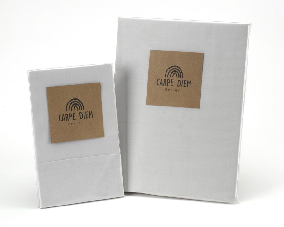 Fundas de Almohada Dos paquetes de papel blanco con etiquetas marrones.