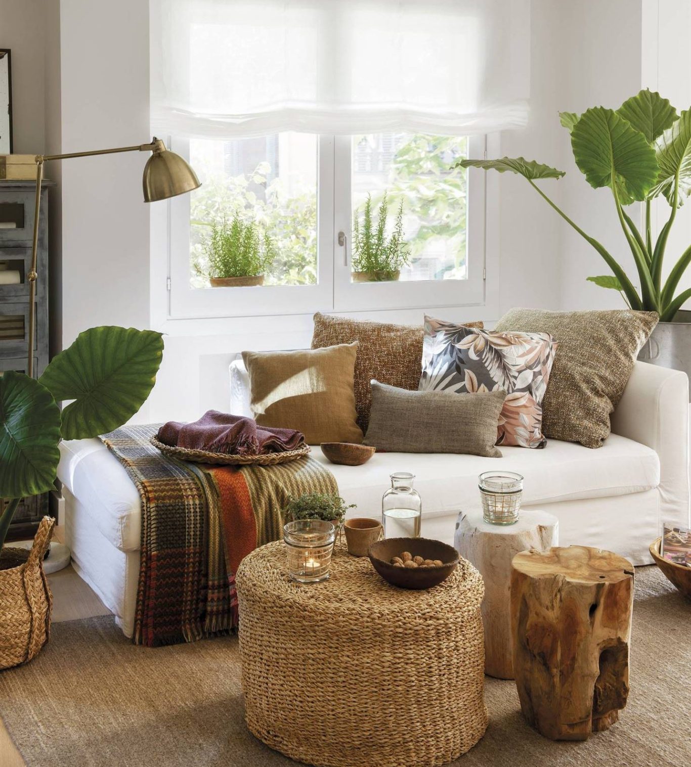 Salon en tonos amarillos ropa de hogar carla Salón moderno con sofá amarillo, cojines grises, plantas y decoración minimalista.