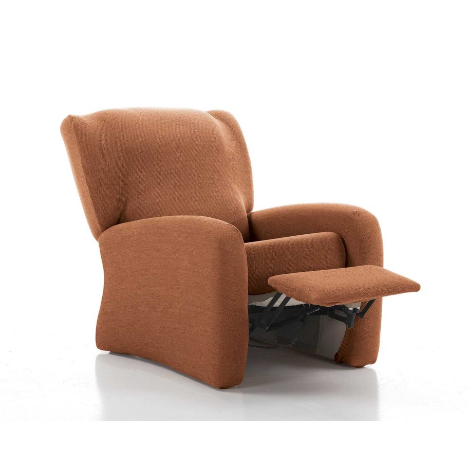 Sillón reclinable de color marrón con reposapiés desplegable.