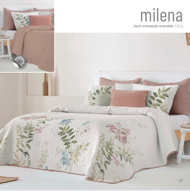 Ropa de cama con estampado floral y cojines en tonos suaves sobre una cama blanca.