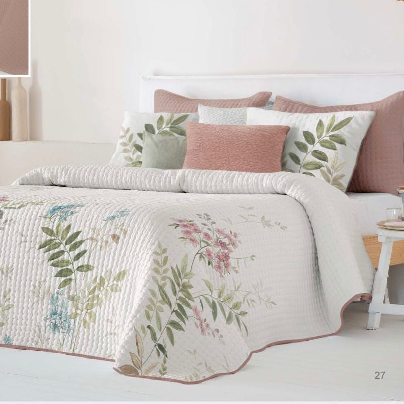 Edredones para cama nórdicos Edredón de cama blanco sobre una cama con almohadas y una mesita de noche.