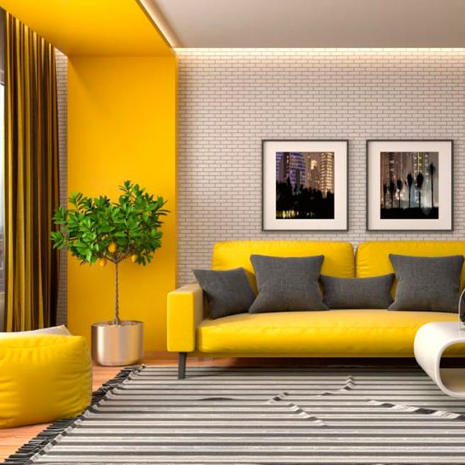 Salón moderno con sofá amarillo, cojines grises, cortinas amarillas y decoración minimalista.
