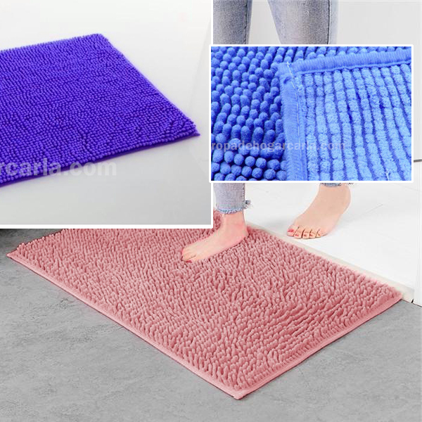 Alfombra de baño de microfibra en colores morado y rosa, con textura suave.