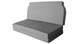 Sofá gris de diseño sencillo con respaldo y asiento acolchado.