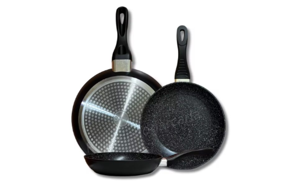 Dos sartenes de diferentes tamaños, una con fondo antiadherente y otra con malla en el fondo.