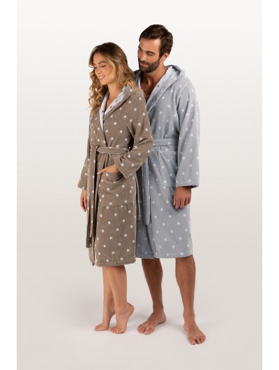 Albornoz Stars Pure Pareja de personas en batas de baño con estampado de lunares, sonriendo.