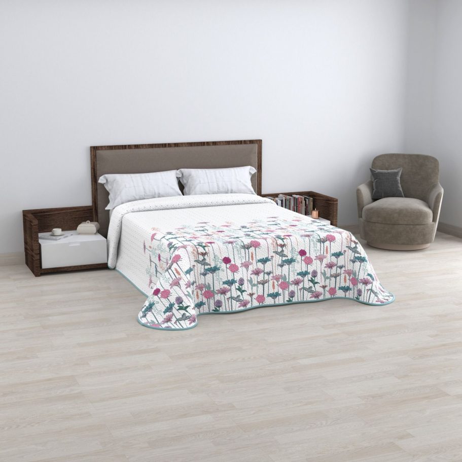 Eco bouti Party Cama con colcha floral en una habitación minimalista y una silla al lado.