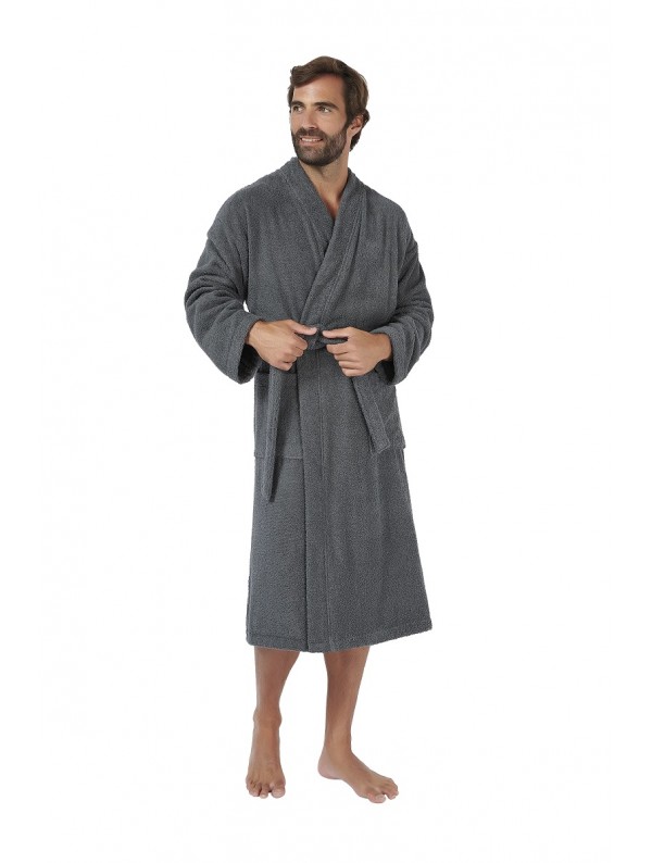 Albornoz liso Pure Hombre con bata de baño gris oscuro, de pie, sonriendo y descalzo.
