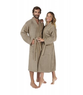 Albornoz liso Pure Pareja sonriente en batas de baño beige, de pie una al lado de la otra.